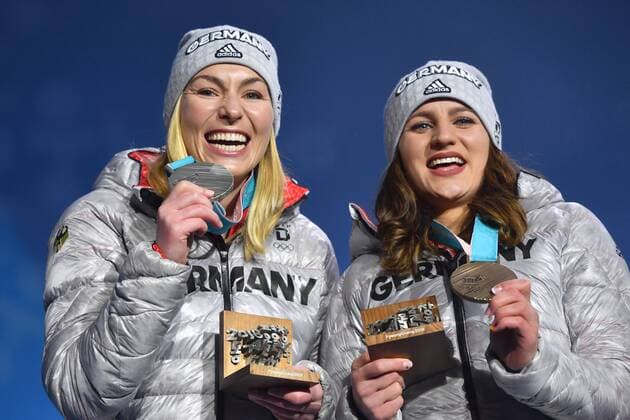 v.li:Selina JOERG (GER,Platz 2) und Ramona HOFMEISTER (GER,3.Platz) mit Medaillen,Silbermedaille,Bronzemedaille, Snowboard Parallel Riesenslalom. Snowboard Ladies Parallel Giant Slalom, Paralle Riesenslalom der Frauen, Victory Ceremony,PyeongChang Olympic Medals Plaza am 24.02.2018. Olympische Winterspiele 2018, vom 09.02. - 25.02.2018 in PyeongChang Suedkorea.