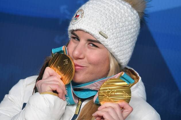 Ester LEDECKA (CZE) mit ihren zwei Goldmedaillen,Medaillen. Olympiasiegerin in Abfahrt der Damen und Snowboard Parallel Riesenslalom. Snowboard Ladies Parallel Giant Slalom, Paralle Riesenslalom der Frauen, Victory Ceremony,PyeongChang Olympic Medals Plaza am 24.02.2018. Olympische Winterspiele 2018, vom 09.02. - 25.02.2018 in PyeongChang Suedkorea.