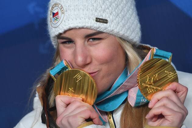 Ester LEDECKA (CZE) mit ihren zwei Goldmedaillen,Medaillen. Olympiasiegerin in Abfahrt der Damen und Snowboard Parallel Riesenslalom. Snowboard Ladies Parallel Giant Slalom, Paralle Riesenslalom der Frauen, Victory Ceremony,PyeongChang Olympic Medals Plaza am 24.02.2018. Olympische Winterspiele 2018, vom 09.02. - 25.02.2018 in PyeongChang Suedkorea.