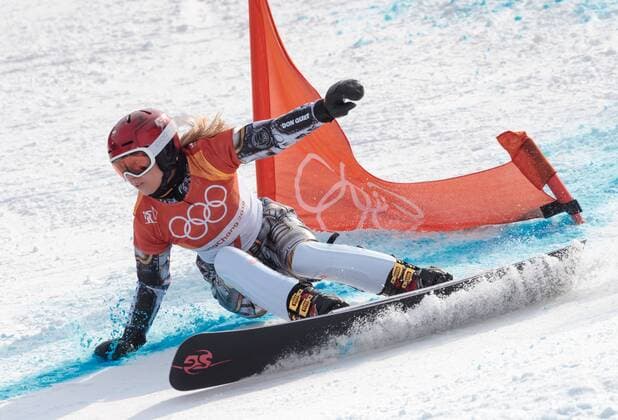 KOR, PyeongChang 2018 24.02.2018, Phoenix Snow Park, Bokwang, KOR, PyeongChang 2018, Snowboard, Damen, Parallel Riesenslalom, im Bild Ester Ledecka (CZE) Ester Ledecka of Czech Republic during the ladie s Snowboard Parallel Riesenslalom, qualification of the Pyeongchang 2018 Winter Olympic Games Olympische Spiele Olympia OS at the Phoenix Snow Park in Bokwang, South Korea on 2018 02 24. PyeongChang Südkorea *** KOR PyeongChang 2018 24 02 2018 Phoenix Snow Park Bokwang KOR PyeongChang 2018 Snowboard Ladies Parallel Giant Slalom pictured Ester Ledecka CZE Ester Ledecka of Czech Republic snowboard parallel giant slalom qualification of the Pyeongchang 2018 Winter Olympic Games at the Phoenix Snow Park in Bokwang South Korea on 2018 02 24 PyeongChang South Korea