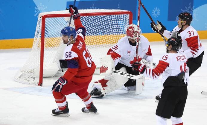 GANGNEUNG, SOUTH KOREA - FEBRUARY 24, 2018: The Czech Republic s Michal Repik, Canada s goalie Kevin Poulin, Brandon Kozun, and Mat Robinson (L-R) in action in the men s bronze medal Ice hockey Eishockey game between the Czech Republic and Canada at Gangneug Hockey Centre at the 2018 Winter Olympic Games Olympische Spiele Olympia OS Valery Sharifulin TASS  TS075978