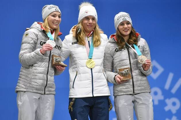 v.li:Selina JOERG (GER),Ester LEDECKA (CZE),Ramona HOFMEISTER (GER) mit Medaillen, Snowboard Parallel Riesenslalom. Snowboard Ladies Parallel Giant Slalom, Parallel Riesenslalom der Frauen, Victory Ceremony,Siegerehrung ,PyeongChang Olympic Medals Plaza am 24.02.2018. Olympische Winterspiele 2018, vom 09.02. - 25.02.2018 in PyeongChang Suedkorea.