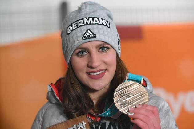 Ramona HOFMEISTER (GER,Platz 3) mit Medaille, Bronzemedaille, Snowboard Parallel Riesenslalom. Snowboard Ladies Parallel Giant Slalom, Parallel Riesenslalom der Frauen, Victory Ceremony,Siegerehrung ,PyeongChang Olympic Medals Plaza am 24.02.2018. Olympische Winterspiele 2018, vom 09.02. - 25.02.2018 in PyeongChang Suedkorea.