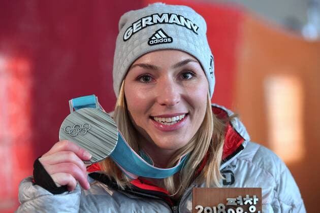 Olympia-Bilder des Tages Selina JOERG (GER,Platz 2) mit Medaille, Silbermedaille, Snowboard Parallel Riesenslalom. Snowboard Ladies Parallel Giant Slalom, Parallel Riesenslalom der Frauen, Victory Ceremony,Siegerehrung, PyeongChang Olympic Medals Plaza am 24.02.2018. Olympische Winterspiele 2018, vom 09.02. - 25.02.2018 in PyeongChang Suedkorea.