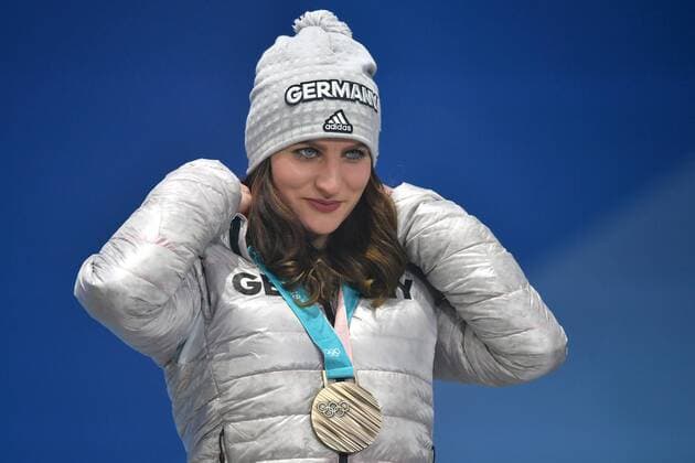 Olympia-Bilder des Tages Ramona HOFMEISTER (GER,Platz 3) mit Medaille, Bronzemedaille, Snowboard Parallel Riesenslalom. Snowboard Ladies Parallel Giant Slalom, Parallel Riesenslalom der Frauen, Victory Ceremony,Siegerehrung ,PyeongChang Olympic Medals Plaza am 24.02.2018. Olympische Winterspiele 2018, vom 09.02. - 25.02.2018 in PyeongChang Suedkorea.