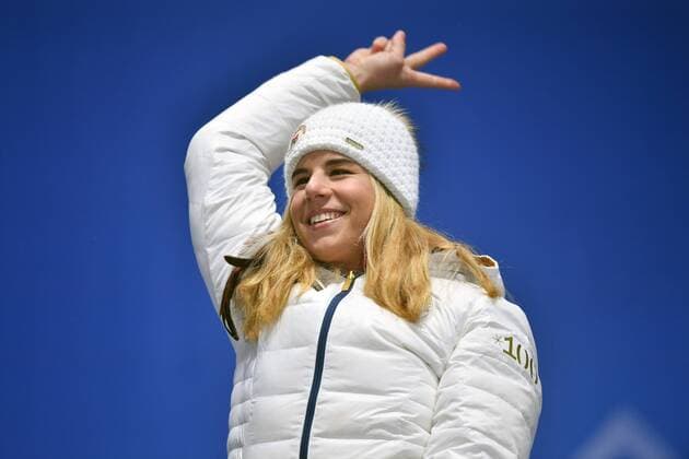 Ester LEDECKA (CZE),Olympic Champion,,Olympiasieger, winner,champion, Jubel,Freude,Begeisterung, Aktion,Einzelbild,angeschnittenes Einzelmotiv,Halbfigur,halbe Figur. Snowboard Parallel Riesenslalom. Snowboard Ladies Parallel Giant Slalom, Parallel Riesenslalom der Frauen, Victory Ceremony,Siegerehrung, PyeongChang Olympic Medals Plaza am 24.02.2018. Olympische Winterspiele 2018, vom 09.02. - 25.02.2018 in PyeongChang Suedkorea.
