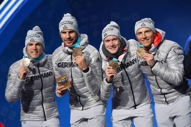v.li:Simon SCHEMPP (GER),Vinzenz GEIGER,Benedikt DOLL,Erik LESSER mit Medaillen,Bronzemedaille,Bronze. Biathlon Men s 4x7,5 km Relay,Staffel der Maenner, Victory Ceremony,Siegerehrung. PyeongChang Olympic Medals Plaza am 24.02.2018. Olympische Winterspiele 2018, vom 09.02. - 25.02.2018 in PyeongChang Suedkorea.