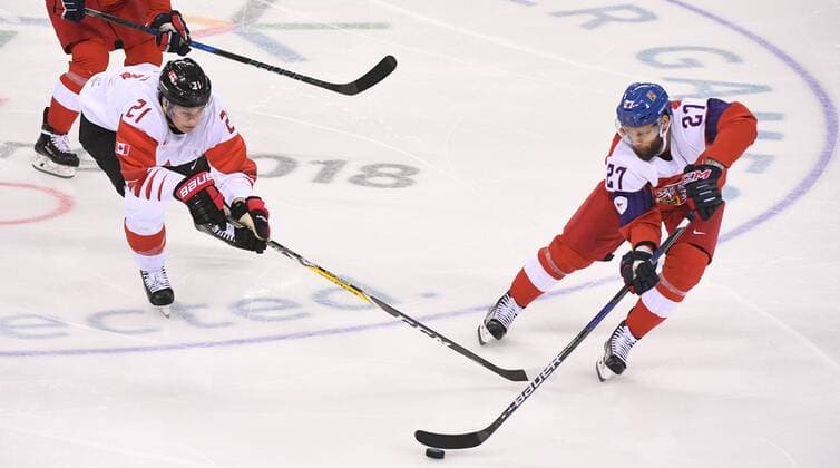 (180224) -- PYEONGCHANG, Feb. 24, 2018 -- Mason Raymond (L) of Canada vies for the puck with Martin Ruzicka of the Czech Republic during the men s bronze medal game of Ice hockey Eishockey at the 2018 PyeongChang Winter Olympic Games Olympische Spiele Olympia OS at Gangneung Hockey Centre, Gangnueng, South Korea, Feb. 24, 2018. Canada won 6-4 and claimed the bronze medal. ) (SP)OLY-SOUTH KOREA-PYEONGCHANG-ICE HOCKEY-MEN S BRONZE MEDAL GAME WangxHaofei 