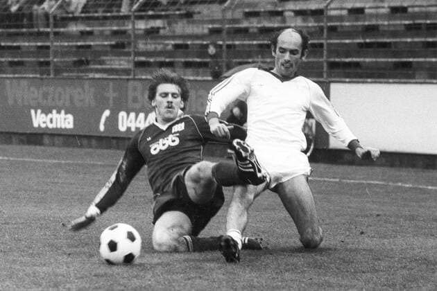 Aus 2. BL Saison 1979 1980 VfL Osnabrück gegen Fortuna Köln (Weiss) 0:7 am 02.11.1979. Im Foto: VfL Osnabrück Spieler Horst Feilzer li. gegen Johannes Linßen.