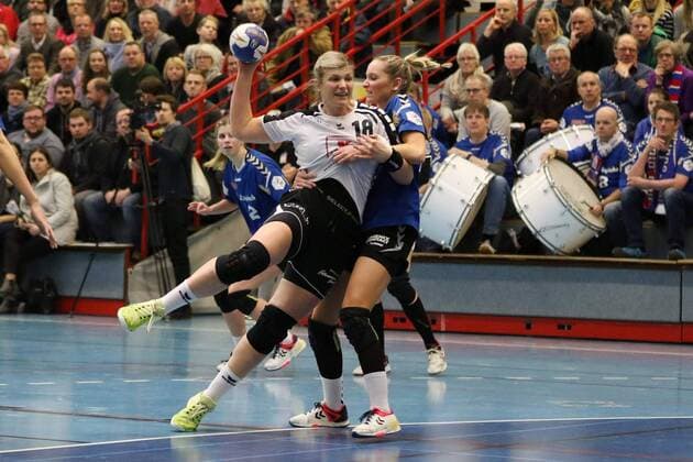 Seline Ineichen (Neckarsulmer Union 18) gegen Silje Brons Petersen (HSG Blomberg-Lippe 23)(rechts), HSG Blomberg-Lippe vs Neckarsulmer Sport-Union, Handball, 1. Frauen Bundesliga, 24.02.2018, Blomberg Copyright: xEIBNER JanxStrohdiekx EP_JSK