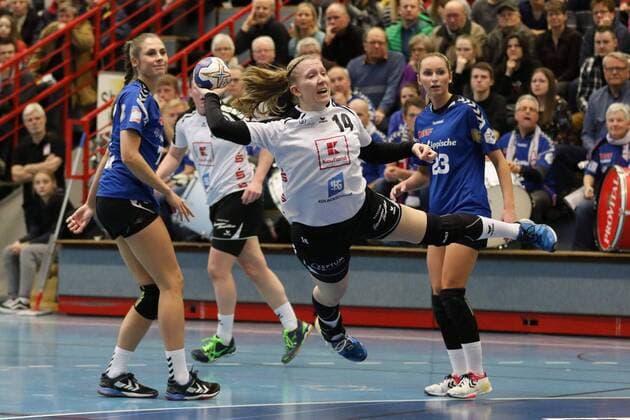 Bilder des Tages - SPORT Sina Namat (Neckarsulmer Union 14) vorbei an Alicia Stolle (HSG Blomberg-Lippe 17)(links) und Silje Brons Petersen (HSG Blomberg-Lippe 23)(rechts), HSG Blomberg-Lippe vs Neckarsulmer Sport-Union, Handball, 1. Frauen Bundesliga, 24.02.2018, Blomberg Copyright: xEIBNER JanxStrohdiekx EP_JSK