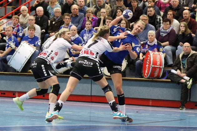 Kamila Kordovska (HSG Blomberg-Lippe 11) gegen Seline Ineichen (Neckarsulmer Union 18)(links) und Linda Mack (Neckarsulmer Sport-Union 7)(vorne) , HSG Blomberg-Lippe vs Neckarsulmer Sport-Union, Handball, 1. Frauen Bundesliga, 24.02.2018, Blomberg Copyright: xEIBNER JanxStrohdiekx EP_JSK