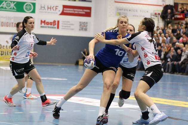 Kathrin Pichlmeier (HSG Blomberg-Lippe 10) gegen Svenja Kaufmann (Neckarsulmer Union 8)(rechts), HSG Blomberg-Lippe vs Neckarsulmer Sport-Union, Handball, 1. Frauen Bundesliga, 24.02.2018, Blomberg Copyright: xEIBNER JanxStrohdiekx EP_JSK