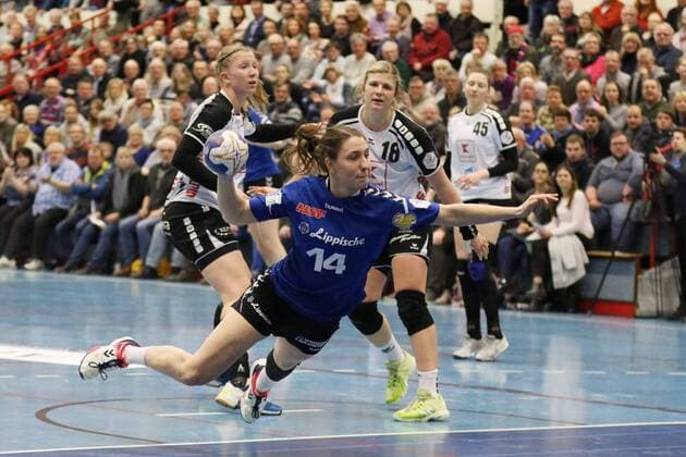 Larissa Petersen (HSG Blomberg-Lippe 14) vorbei an Sina Namat (Neckarsulmer Union 14) und Seline Ineichen (Neckarsulmer Sport-Union 18)(hinten), HSG Blomberg-Lippe vs Neckarsulmer Sport-Union, Handball, 1. Frauen Bundesliga, 24.02.2018, Blomberg Copyright: xEIBNER JanxStrohdiekx EP_JSK