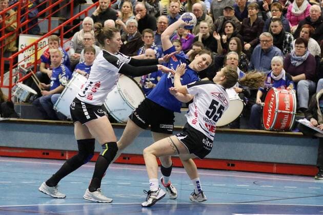 Larissa Petersen (HSG Blomberg-Lippe 14) gegen Mia Moldrup (Neckarsulmer Union 45)(links) und Alla Vojtiskova (Neckarsulmer Sport-Union 55)(rechts) , HSG Blomberg-Lippe vs Neckarsulmer Sport-Union, Handball, 1. Frauen Bundesliga, 24.02.2018, Blomberg Copyright: xEIBNER JanxStrohdiekx EP_JSK