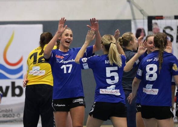 Siegesjubel bei Alicia Stolle (HSG Blomberg-Lippe 17) und Franziska Mueller (HSG Blomberg-Lippe 5)(vorne), HSG Blomberg-Lippe vs Neckarsulmer Union, Handball, 1. Frauen Bundesliga, 24.02.2018, Blomberg Copyright: xEIBNER JanxStrohdiekx EP_JSK