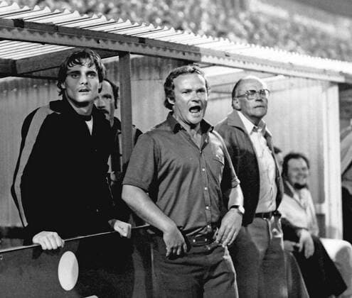Aus 2. BL Nord Saison 1979 1980 VfL Osnabrück (weißes Trikot) gegen Rot-Weiss Essen 2:0 am 01.09.1979. Im Foto: VfL Spieler li. ist Horst Feilzer -Mitte VfL Trainer Gerd Bohnsack