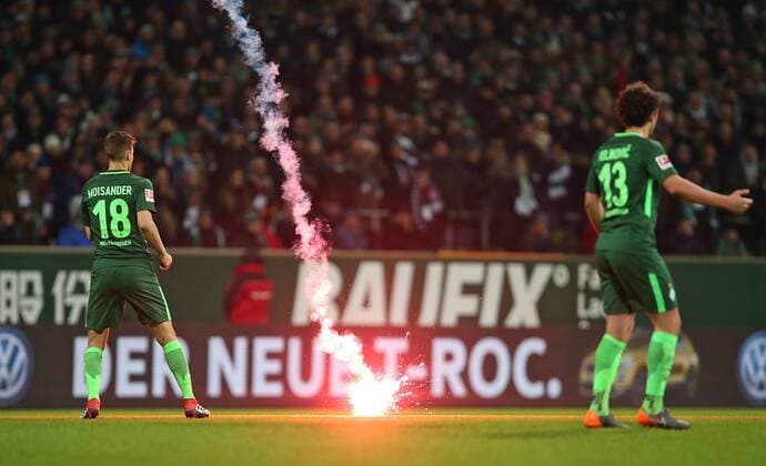 Themen der Woche - SPORT Bilder des Tages - SPORT 24.02.2018, Fussball 1. Bundesliga 2017 2018, 24. Spieltag, SV Werder Bremen - Hamburger SV, im Weserstadion Bremen. eine Leuchtrakete landet auf dem Spielfeld *** 24 02 2018 Football 1 Bundesliga 2017 2018 24 Matchday SV Werder Bremen Hamburger SV in the Weserstadion Bremen a flares land on the field