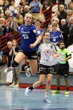 Angela Steenbakkers (HSG Blomberg-Lippe 13) vorbei an Svenja Kaufmann (Neckarsulmer Union 8)(hinten), HSG Blomberg-Lippe vs Neckarsulmer Sport-Union, Handball, 1. Frauen Bundesliga, 24.02.2018, Blomberg Copyright: xEIBNER JanxStrohdiekx EP_JSK