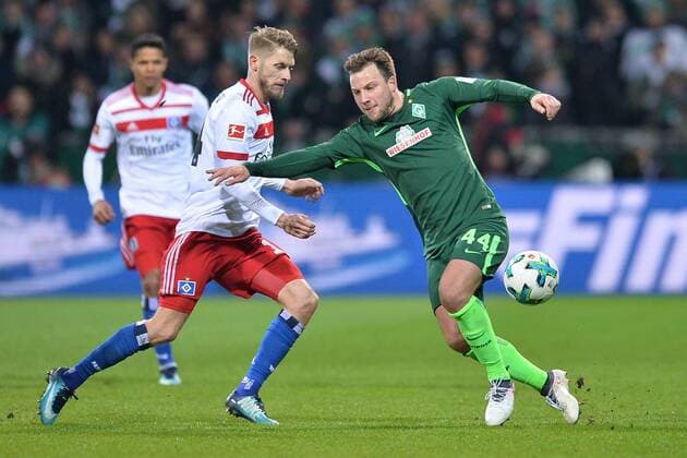 Fußball 1. Bundesliga 24. Spieltag Werder Bremen - Hamburger SV am 24.02.2018 im Weser-Stadion in Bremen Philipp Bargfrede ( Bremen ), vorne - Aaron Hunt ( Hamburg ), hinten