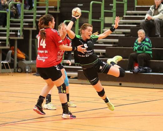 TV Nelingen_TSV Bayer 04 Leverkusen 24.02.2018 Deutschland Hanball Bundesliga Frauen Saison 2017 2018 TV Nellingen-TSV Bayer 04 Leverkusen. Nr.8 Roxana-Alina Ioneac ( TV Nellingen)Nr.14 Jenny Karolius (Leverkusen). Foto Herbert Rudel