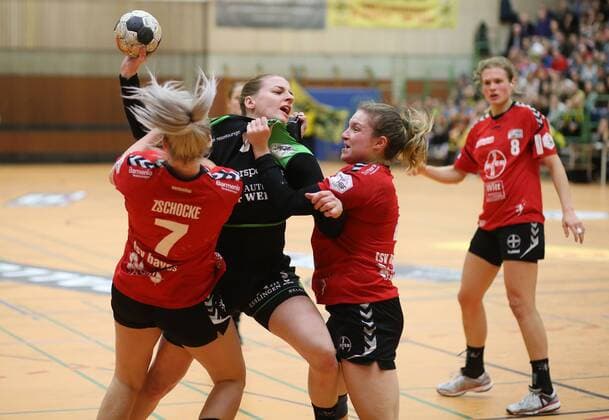 Bilder des Tages - SPORT TV Nelingen_TSV Bayer 04 Leverkusen 24.02.2018 Deutschland Hanball Bundesliga Frauen Saison 2017 2018 TV Nellingen-TSV Bayer 04 Leverkusen. v. li. Mia Zschocke (Leverkusen), Annika Blanke ( Nellingen), Anna Seidel ( Leverkusen). Foto Herbert Rudel