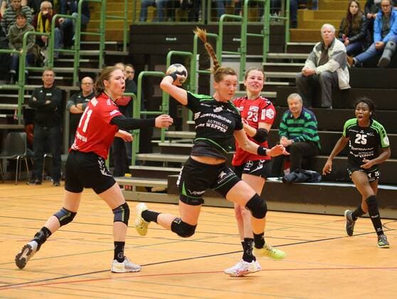 TV Nelingen_TSV Bayer 04 Leverkusen 24.02.2018 Deutschland Hanball Bundesliga Frauen Saison 2017 2018 TV Nellingen-TSV Bayer 04 Leverkusen. Nr.11 Annefleuer Bruggemann ( Leverkusen), Nr.8 Roxana-Alina Ioneac ( Nellingen), Nr.23 Amelie Berger ( Leverkusen). Foto Herbert Rudel