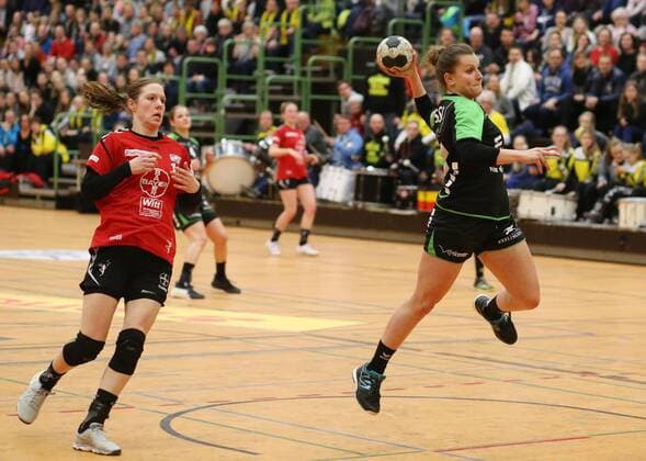 TV Nelingen_TSV Bayer 04 Leverkusen 24.02.2018 Deutschland Hanball Bundesliga Frauen Saison 2017 2018 TV Nellingen-TSV Bayer 04 Leverkusen. v. li. Annefleuer Bruggemann ( Leverkusen), Tanja Padutsch ( Nellingen). Foto Herbert Rudel