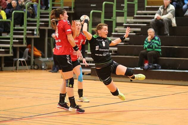 TV Nelingen_TSV Bayer 04 Leverkusen 24.02.2018 Deutschland Hanball Bundesliga Frauen Saison 2017 2018 TV Nellingen-TSV Bayer 04 Leverkusen. Nr.8 Roxana-Alina Ioneac ( TV Nellingen)Nr.14 Jenny Karolius (Leverkusen). Foto Herbert Rudel