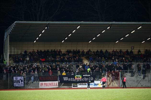 Fußball, Stadiongeschichte SG Wattenscheid 09 Donnerstag 22.02.2018, Saison 2017 2018, 20. Spieltag der Regionalliga West im Bochumer Lohrheidestadion, SG Wattenscheid 09 - BVB 09 Borussia Dortmund II, Die Wattenscheider Fans unterstützen ihr Team auf der Gegentribüne