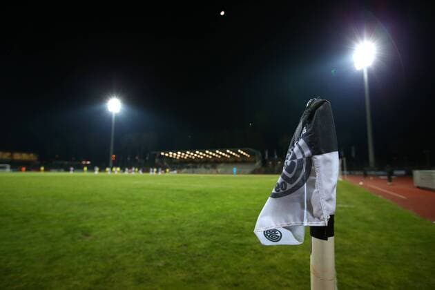 Fußball, Stadiongeschichte SG Wattenscheid 09 Donnerstag 22.02.2018, Saison 2017 2018, 20. Spieltag der Regionalliga West im Bochumer Lohrheidestadion, SG Wattenscheid 09 - BVB 09 Borussia Dortmund II, Gegentribüne bei Flutlicht mit Eckfahne mit Logo der SGW