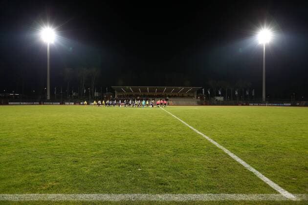 Fußball, Stadiongeschichte SG Wattenscheid 09 Donnerstag 22.02.2018, Saison 2017 2018, 20. Spieltag der Regionalliga West im Bochumer Lohrheidestadion, SG Wattenscheid 09 - BVB 09 Borussia Dortmund II, Gegentribüne bei Flutlicht mit Einlauf der Spieler
