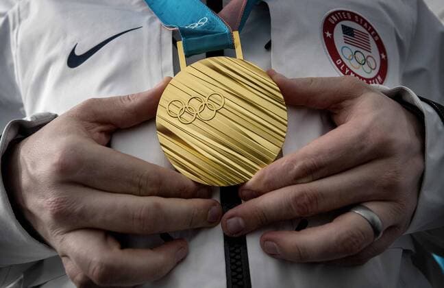 Olympia-Bilder des Tages February 24, 2018 - Pyeongchang, KOR - Team USA s Matt Hamilton with a gold medal after a 10-7 win against Sweden on Saturday, Feb. 24, 2018, at the Pyeongchang Winter Olympics Gangneung Curling Centre. John Shuster leads Team USA to Olympic curling gold - ZUMAm67_ 20180224_zaf_m67_021 Copyright: xCarlosxGonzalezx