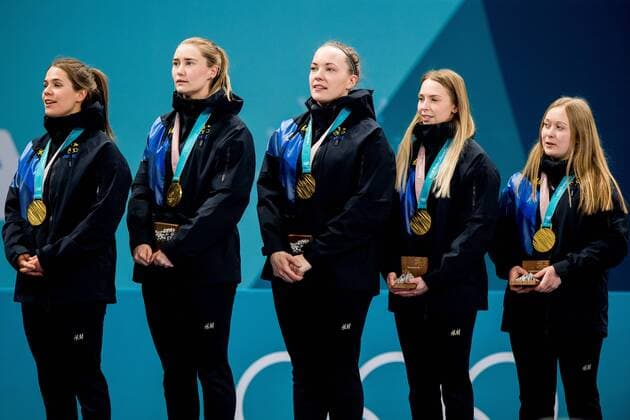 180225 Anna Hasselborg, Sara McManus, Agnes Knochenhauer and Sofia Mabergs of Sweden with the gold medals after winning the Women s Curling Final between South Korea and Sweden during day sixteen of the 2018 Winter Olympics on February 25, 2018 in Pyeongchang. Photo: Jon Olav Nesvold BILDBYRN kod JE 160200 Copyright: JONxOLAVxNESVOLD BB180225JE056