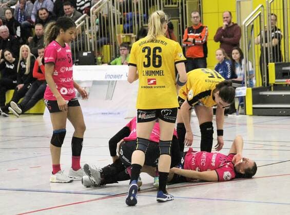 v.l. Delaila Amega (TusSies Metzingen) Stefanie Hummel ( HCR) Julia Behnke (TusSies Metzingen) kniet verdeckt Tamara Bösch (HCR) Marija Obradovic (TusSies Metzingen) am Boden beim Spiel HC Roedertal - TusSies Metzingen, 24.02.2018 Roedertal Copyright: xEIBNER Klugex EP_EER