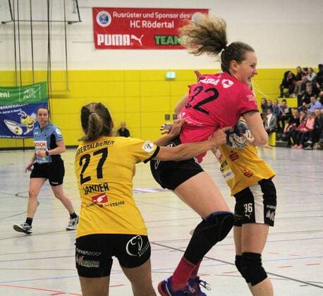 vl. Jessica Jander (HCR) und Maren Weigel (TusSies Metzingen) beim Spiel HC Roedertal - TusSies Metzingen, 24.02.2018 Roedertal Copyright: xEIBNER Klugex EP_EER