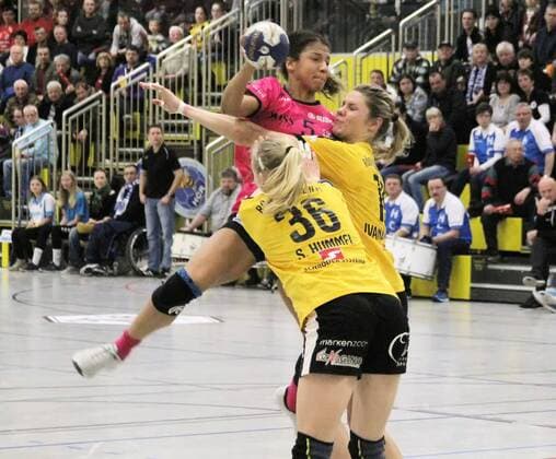Delaila Amega (TusSies Metzingen) am Kreis beim Spiel HC Roedertal - TusSies Metzingen, 24.02.2018 Roedertal Copyright: xEIBNER Klugex EP_EER