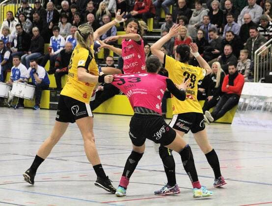 24.2.18 v.l. Stefanie Hummel (HCR) Delaila Amega (TusSies Metzingen) Julia Behnke (TusSies Metzingen) Tammy Kreibich (HCR) beim Spiel HC Roedertal - TusSies Metzingen, 24.02.2018 Roedertal Copyright: xEIBNER Klugex EP_EER