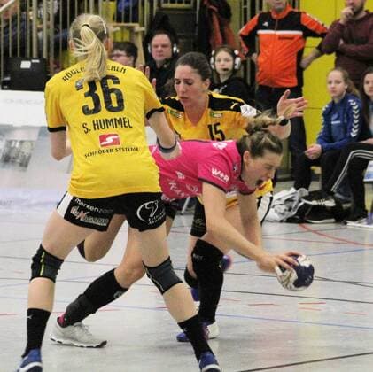 vl. Stefanie Hummel (HCR) Marija Obradovic (TusSies Metzingen) beim Spiel HC Roedertal - TusSies Metzingen, 24.02.2018 Roedertal Copyright: xEIBNER Klugex EP_EER