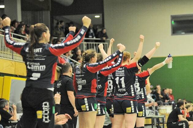Jubel auf der Kuties Bank SG H2Ku Herrenberg Kuties,Handball,Ligaspiel,24.02.2018, Herrenberg Copyright: xEIBNER Tobias_Baurx EP_TBR