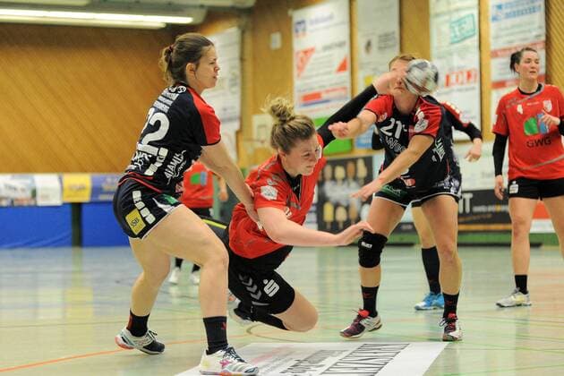 Helena Egelund Mikkelsen (SV Union Halle-Neustadt 24) gegen Marie-Christine Beddies (SG H2Ku Herrenberg Kuties 22) SG H2Ku Herrenberg Kuties,Handball,Ligaspiel,24.02.2018, Herrenberg Copyright: xEIBNER Tobias_Baurx EP_TBR