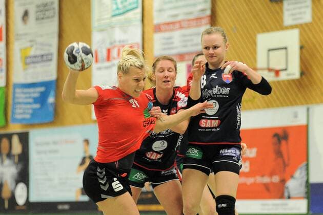 Sophie Luetke (SV Union Halle-Neustadt 21) gegen Saskia Putzke (SG H2Ku Herrenberg Kuties 21) SG H2Ku Herrenberg Kuties,Handball,Ligaspiel,24.02.2018, Herrenberg Copyright: xEIBNER Tobias_Baurx EP_TBR