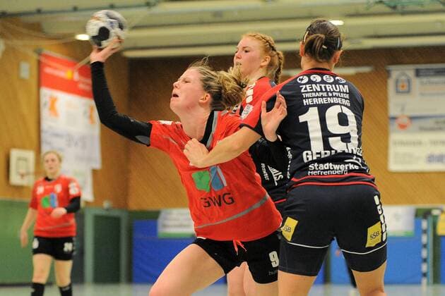 Laura Winkler (SV Union Halle-Neustadt 9) gegen Lisa Gebhard (SG H2Ku Herrenberg Kuties 19) SG H2Ku Herrenberg Kuties,Handball,Ligaspiel,24.02.2018, Herrenberg Copyright: xEIBNER Tobias_Baurx EP_TBR