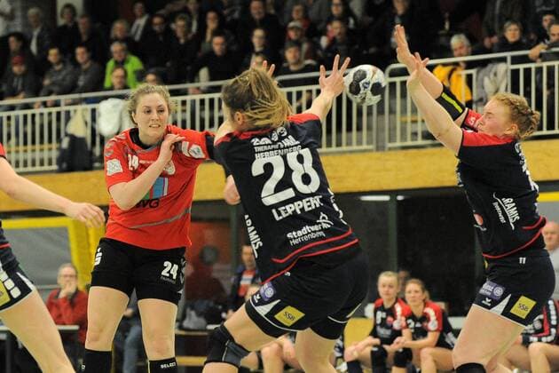 Helena Egelund Mikkelsen (SV Union Halle-Neustadt 24) gegen Anika Leppert (SG H2Ku Herrenberg Kuties 28) SG H2Ku Herrenberg Kuties,Handball,Ligaspiel,24.02.2018, Herrenberg Copyright: xEIBNER Tobias_Baurx EP_TBR