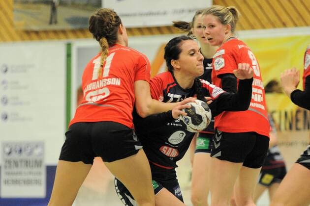Carolin Tuc (SG H2Ku Herrenberg Kuties 77) gegen Mikaela Johansson (SV Union Halle-Neustadt 11) SG H2Ku Herrenberg Kuties,Handball,Ligaspiel,24.02.2018, Herrenberg Copyright: xEIBNER Tobias_Baurx EP_TBR