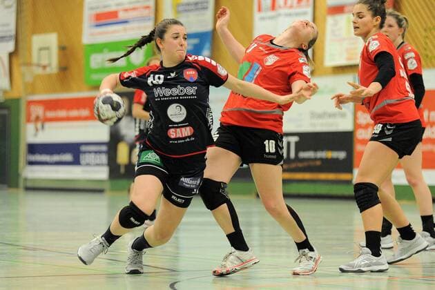 Lea Neubrander (SG H2Ku Herrenberg Kuties 18) geegn Nadine Smit (SV Union Halle-Neustadt 10) SG H2Ku Herrenberg Kuties,Handball,Ligaspiel,24.02.2018, Herrenberg Copyright: xEIBNER Tobias_Baurx EP_TBR