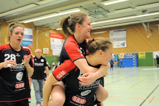 pure freude bei Celine Effinger (SG H2Ku Herrenberg Kuties 17) und Sandra Kussmaul (SG H2Ku Herrenberg Kuties 5) SG H2Ku Herrenberg Kuties,Handball,Ligaspiel,24.02.2018, Herrenberg Copyright: xEIBNER Tobias_Baurx EP_TBR