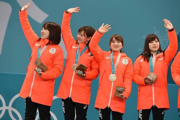 (180225) -- PYEONGCHANG, Feb. 25, 2018 -- Bronze medalist team Japan pose for photos during medal ceremony of women s curling at the 2018 PyeongChang Winter Olympic Games Olympische Spiele Olympia OS at Gangneung Curling Centre, Gangnueng, South Korea, Feb. 25, 2018. ) (SP)OLY-SOUTH KOREA-PYEONGCHANG-WOMEN S CURLING-MEDAL CEREMONY MaxPing 