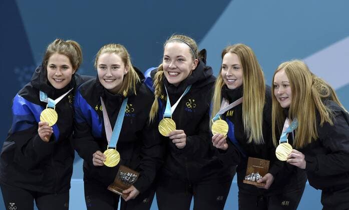 (180225) -- PYEONGCHANG, Feb. 25, 2018 -- Gold medalist team Sweden pose for photos during medal ceremony of women s curling at the 2018 PyeongChang Winter Olympic Games Olympische Spiele Olympia OS at Gangneung Curling Centre, Gangnueng, South Korea, Feb. 25, 2018. ) (SP)OLY-SOUTH KOREA-PYEONGCHANG-WOMEN S CURLING-MEDAL CEREMONY MaxPing 
