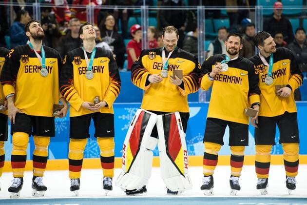 180225 Team Germany, silver, celebrating after the Ice hockey Eishockey Men s Final between Olympic Athletes from Russia (OAR) and Germany during day sixteen of the 2018 Winter Olympics on February 25, 2018 in Pyeongchang. Photo: Joel Marklund BILDBYRN kod JM 87649 Copyright: JOELxMARKLUND BB180225JM052